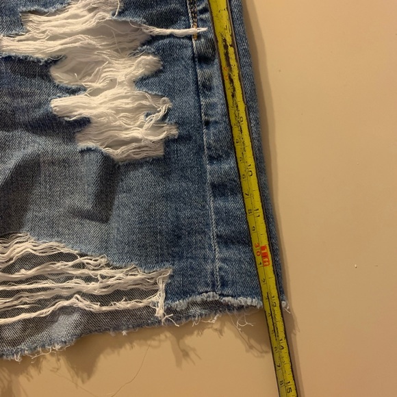 AMERICAN EAGLE DISTRESSED MOM SHORTS - Picture 5 of 8